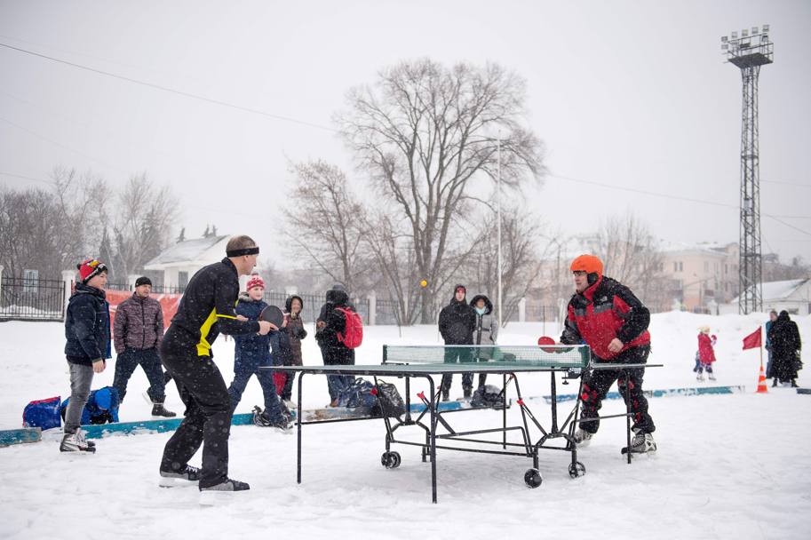 Un tennistavolo “rivisitato”: è quello praticato sui pattini da ghiaccio. Ecco dei praticanti a Lyubertsy, a 20 km da Mosca (Afp)